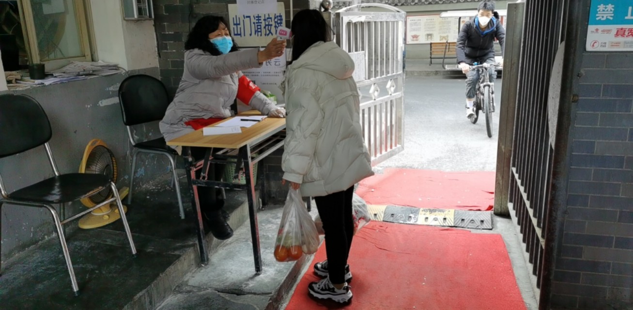 社区逆行者再变“超人”免跑腿费还自制消毒毯