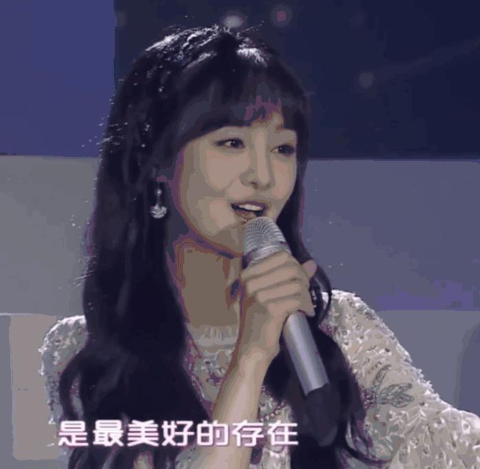 郑爽蛋卷发型堪称绝美，杨幂baby也毫不逊色，减龄时尚气质全开