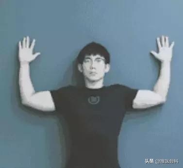 一招改善含胸驼背骨科医生,骨科医院专门矫正驼背