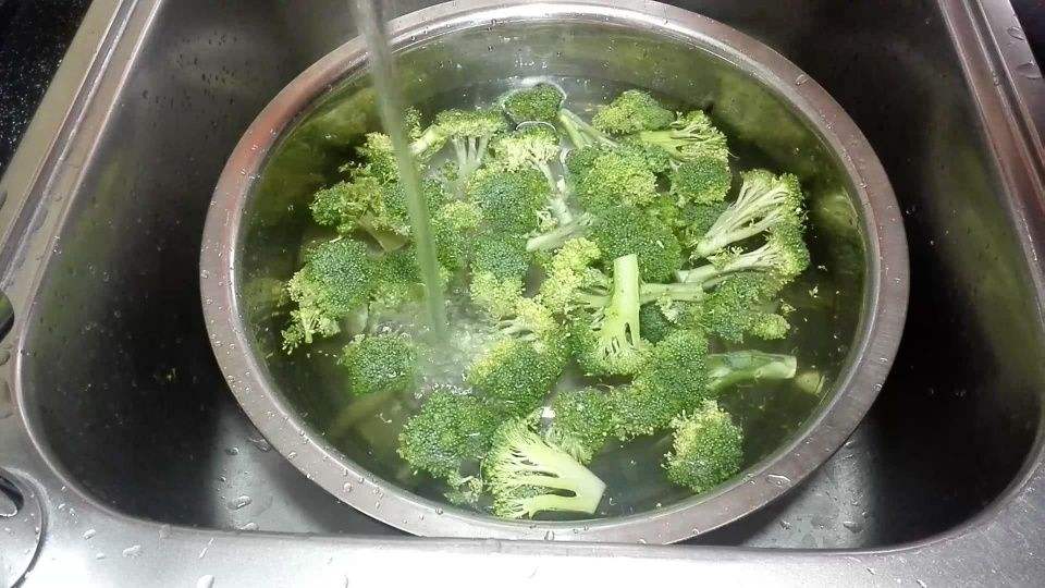 西兰花想洗得干净,不难,多加这一步,虫卵脏物主动跑出来