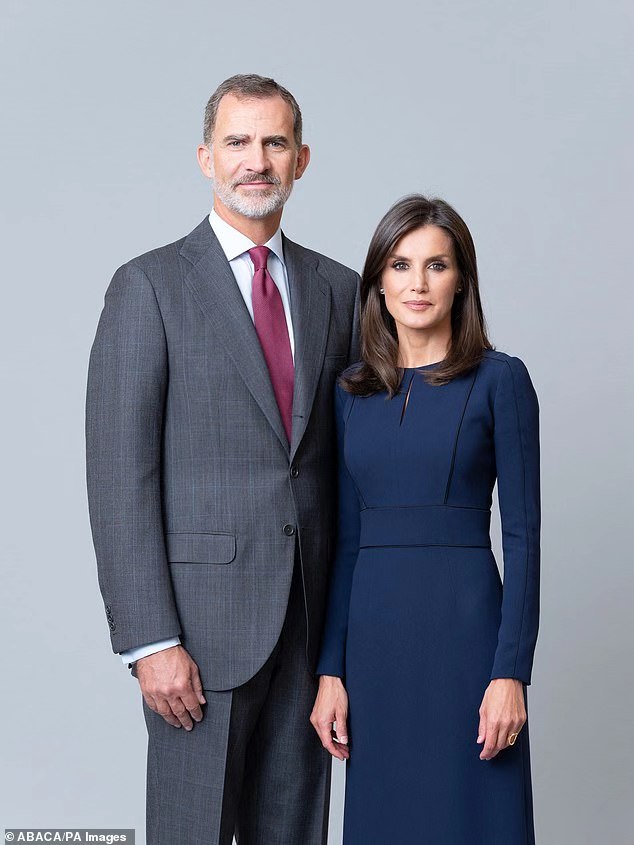 西班牙王室发布2020年官方肖像,王后头戴波旁王朝钻石王冠