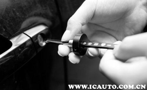 车钥匙锁后备箱里怎么办车门已锁,车钥匙放后备箱后备箱关不上