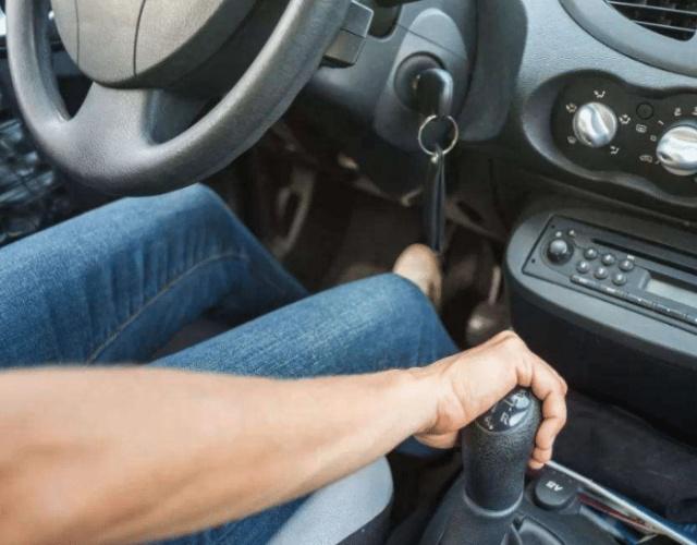 平时开车如何控制油门稳定速度,开车如何踩油门使车匀速平稳