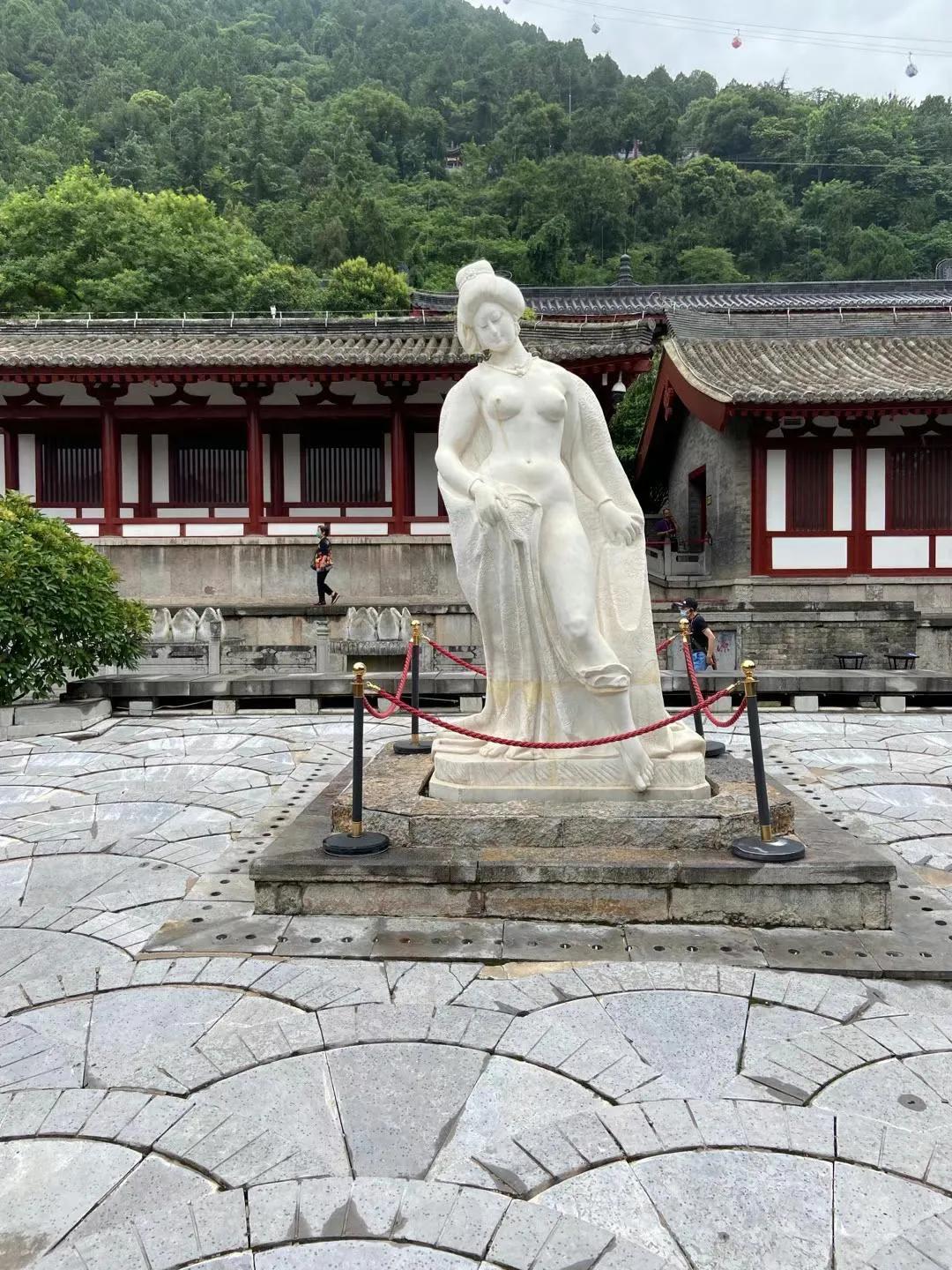 来到华清池仿佛杨贵妃就在眼前,华清池里的唐明皇和杨贵妃