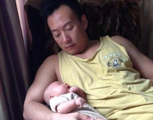 他与妻子曾是“丁克族”，不料妻子意外怀孕后，今甘愿沦为女儿奴