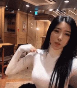 这只鹦鹉一直以为他是一只猴,所以每天都在重复做这个动作