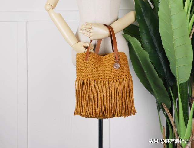 手工钩针编织手提包成品,钩针编织时尚又漂亮的女生手提包