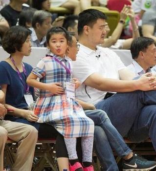 面对挑衅,姚明并不回避女儿是美国国籍,给出的回答让人哑口无言