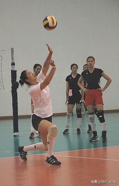 中国女排自由人18号简介,24年女排世联赛双自由人战术