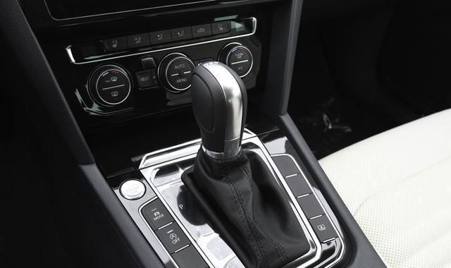 大众迈腾2020款2.0t油耗多少,大众迈腾2023款330豪华版油耗