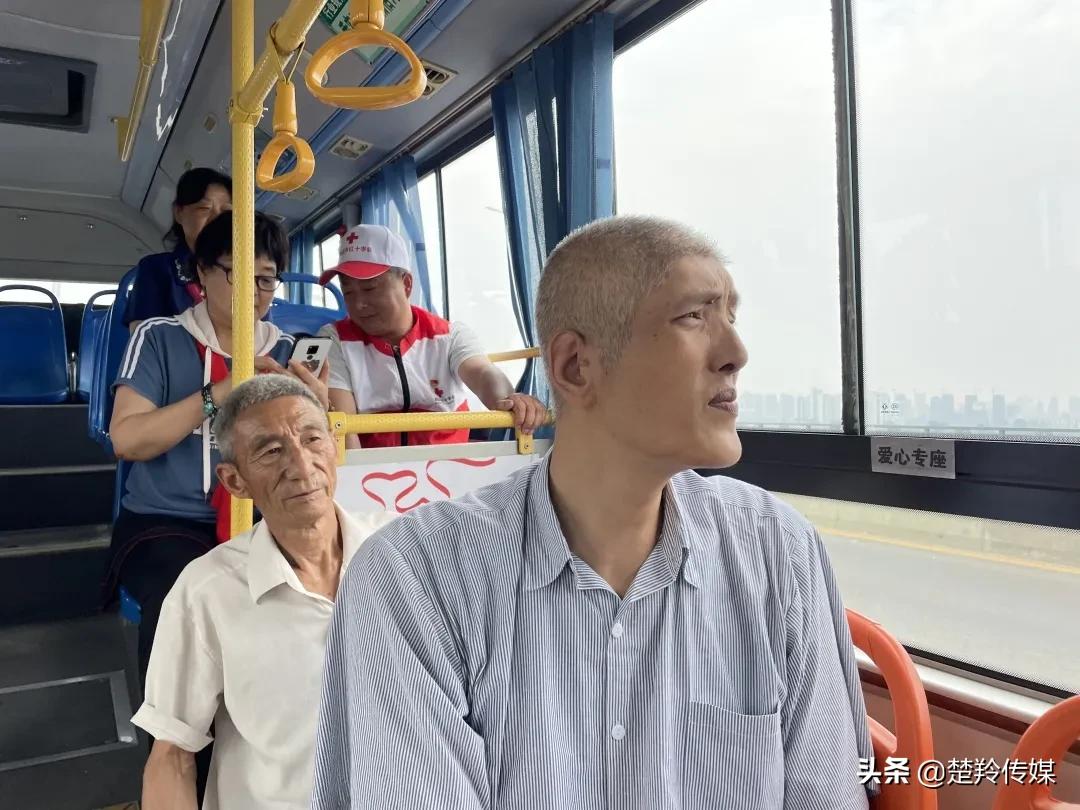 姚明2米36巨人,2米34巨人比姚明还高