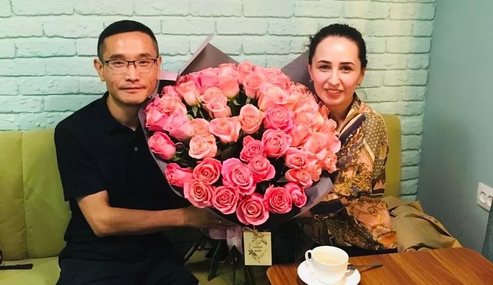 哈萨克斯坦美女爱上中国小伙,在恋爱中抓住跨国商机,他们赚大了