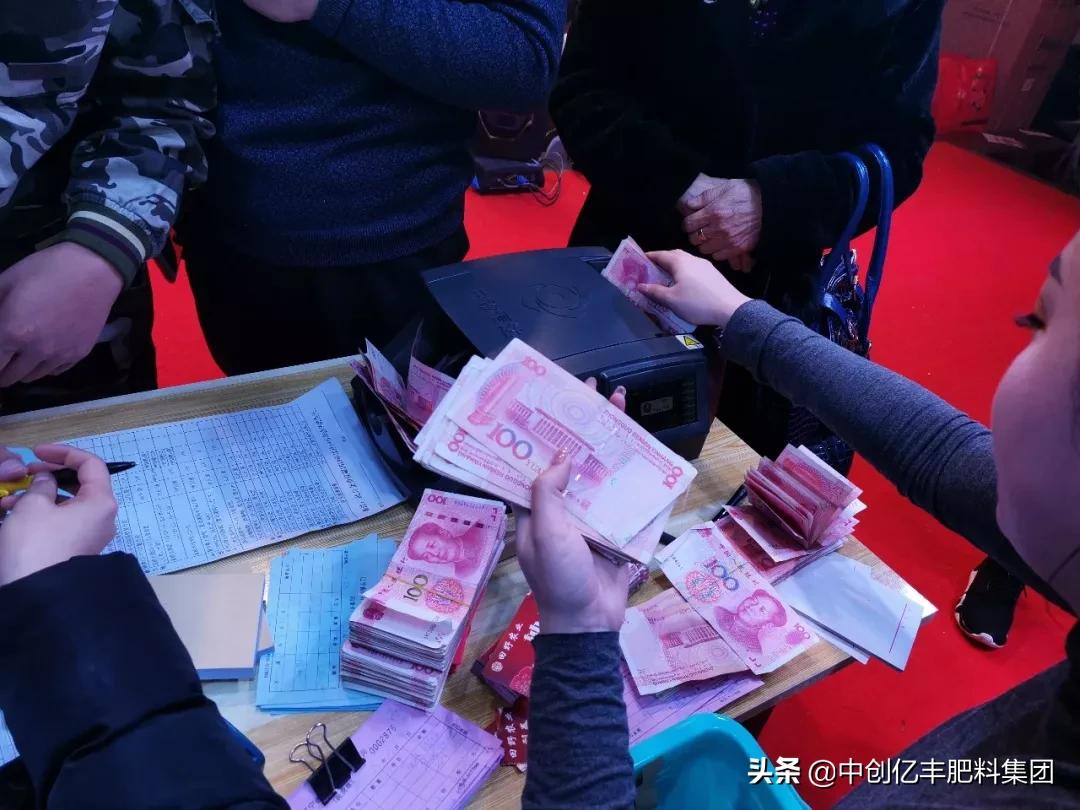 李总一招定乾坤，一场农民会卖出菌肥481吨