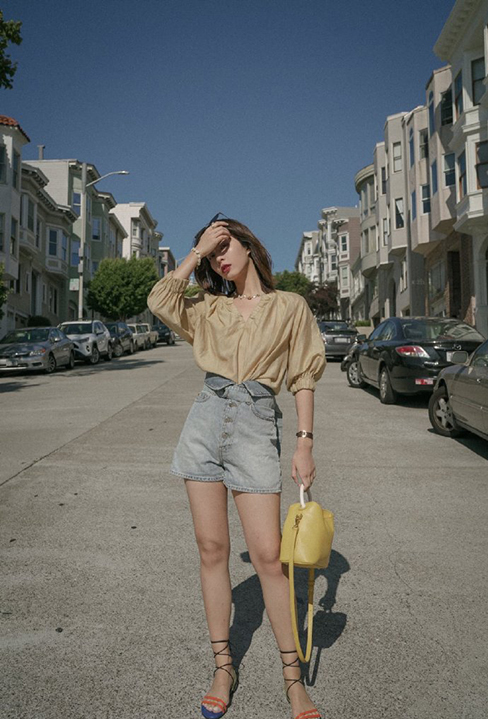 短裤在夏季可以说是既百搭又清凉,时髦女生衣橱里不可少的百搭短裤