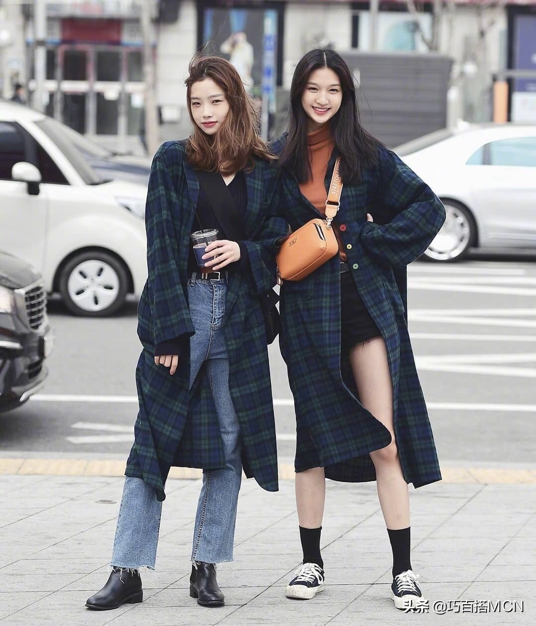 韩国闺蜜一起街拍,韩国街拍时髦穿搭