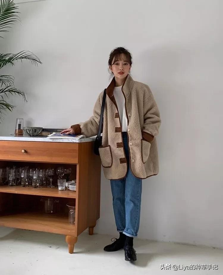 冬季羊羔毛卫衣怎么搭配才好看,冬款羊羔毛卫衣怎么搭配才好看