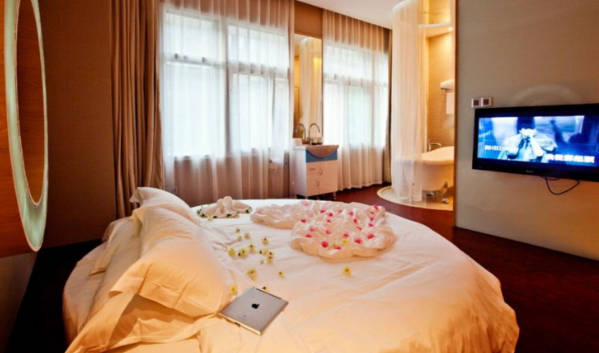 为什么情侣住酒店都喜欢用圆床,为什么情侣房是圆形