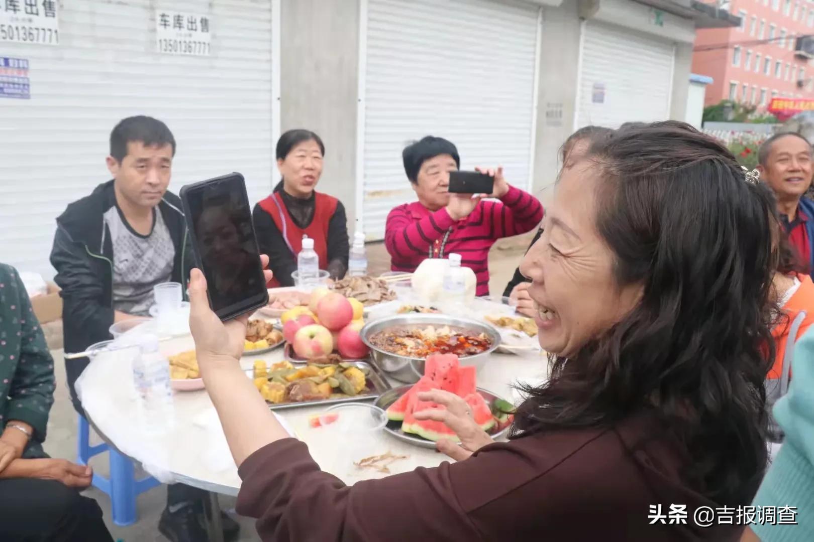 弘扬邻里友爱、团结亲善、守望相助的传统美德！辉南县西凤街道*安泰**社区摆起“百家宴”