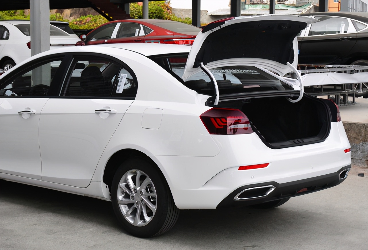 8万提吉利帝豪车主谈了客观评价,最新款吉利帝豪车主反应视频