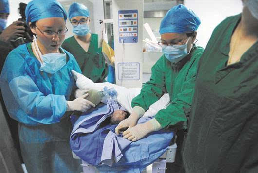 身高89厘米的脆骨女面临“死亡组合”艰难产子：为爱不后悔