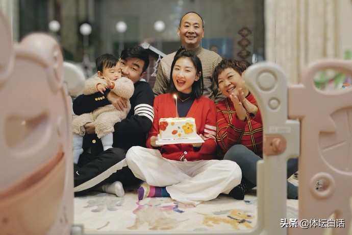 何雯娜梁超婚礼送祝福明星,何雯娜探班富豪老公