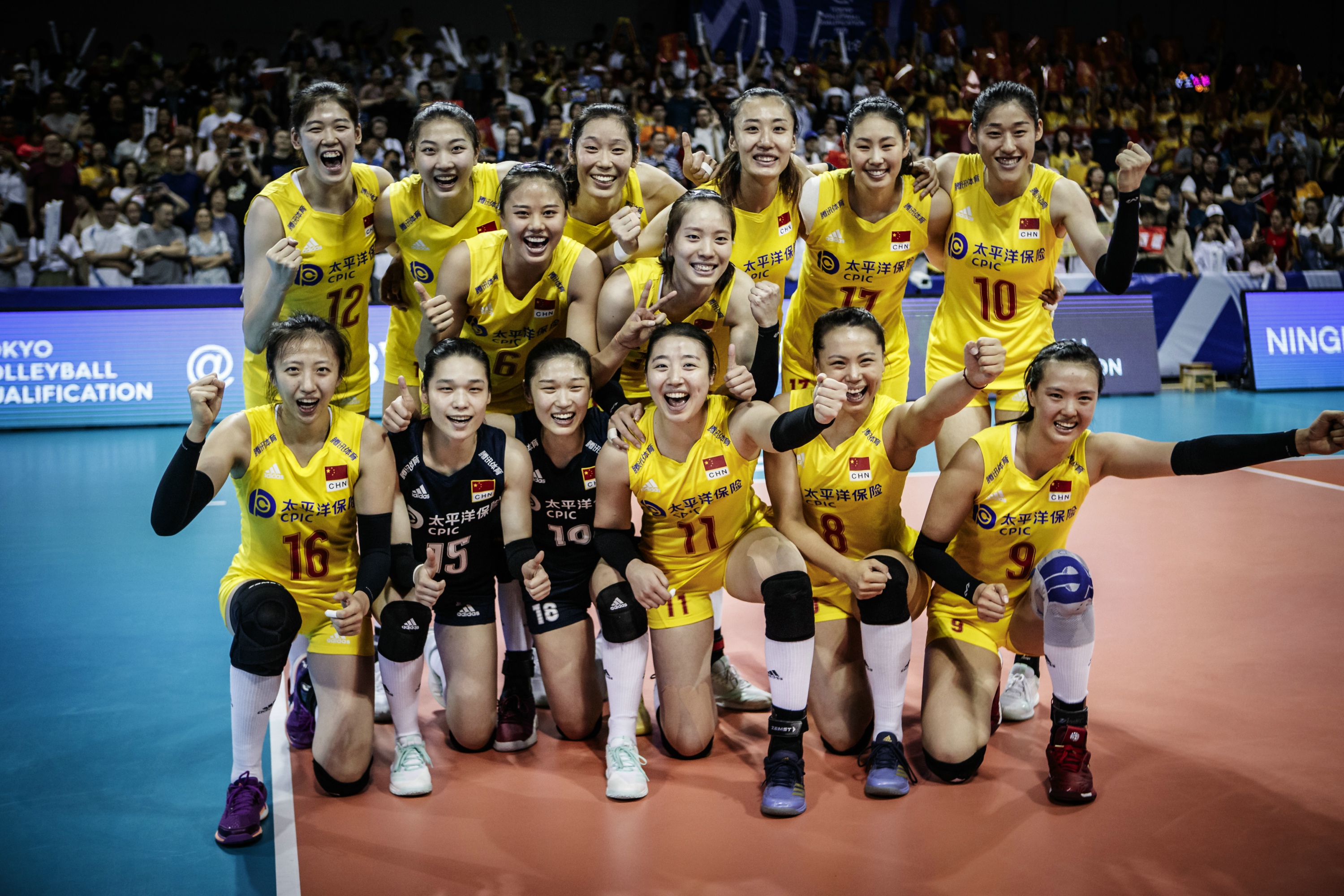 排球专业比赛都戴什么护具,排球队员戴的什么品牌的护具