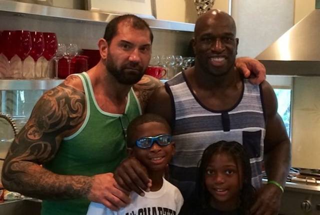 WWE暗关系真多，HHH劈腿公主，前女友给踹了