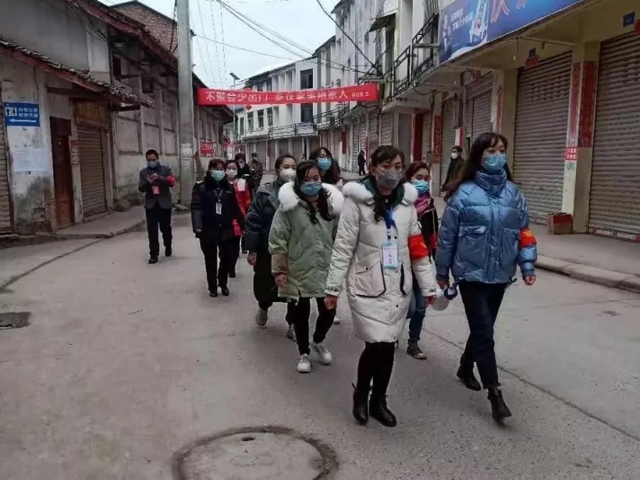 巾帼志愿者撑起抗疫防疫半边天,抗疫志愿者为出征勇士护小家