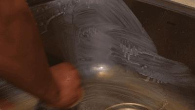 灶台油垢太脏难清洁,灶台油污太重粘一起怎么解决