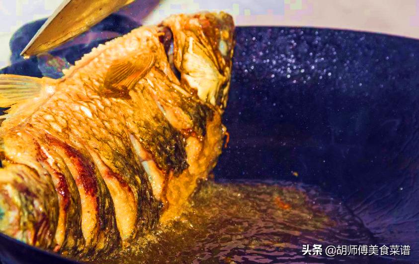 无论煎什么鱼，只要在锅底抹点这调料，保证鱼不粘锅不破皮