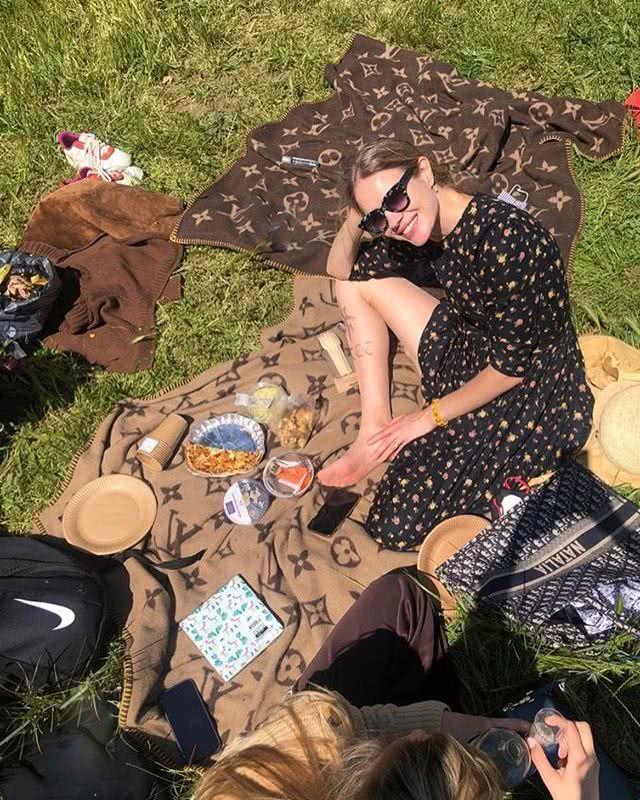 38岁LV太子妃情商高！和准婆婆合照自己素颜当陪衬，老公咋不爱？