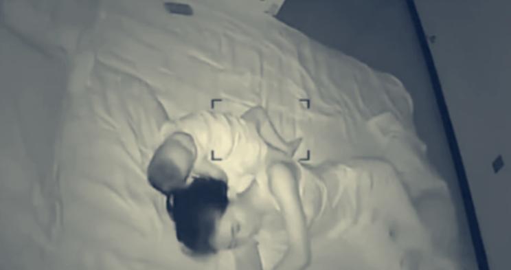 监控下的一幕宝妈带娃睡觉,宝妈带娃睡觉会更有安全感吗