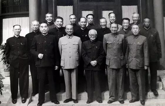 他曾与蒋介石交往密切,退出*产党共**后却被誉为“和平老人”