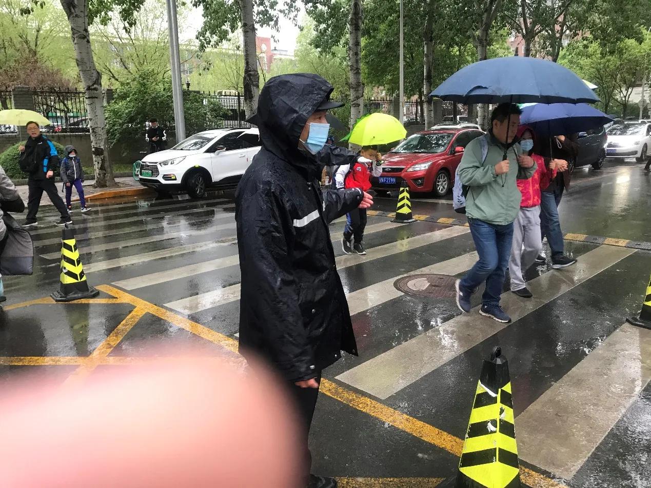 在平凡的岗位为*党**徽增光