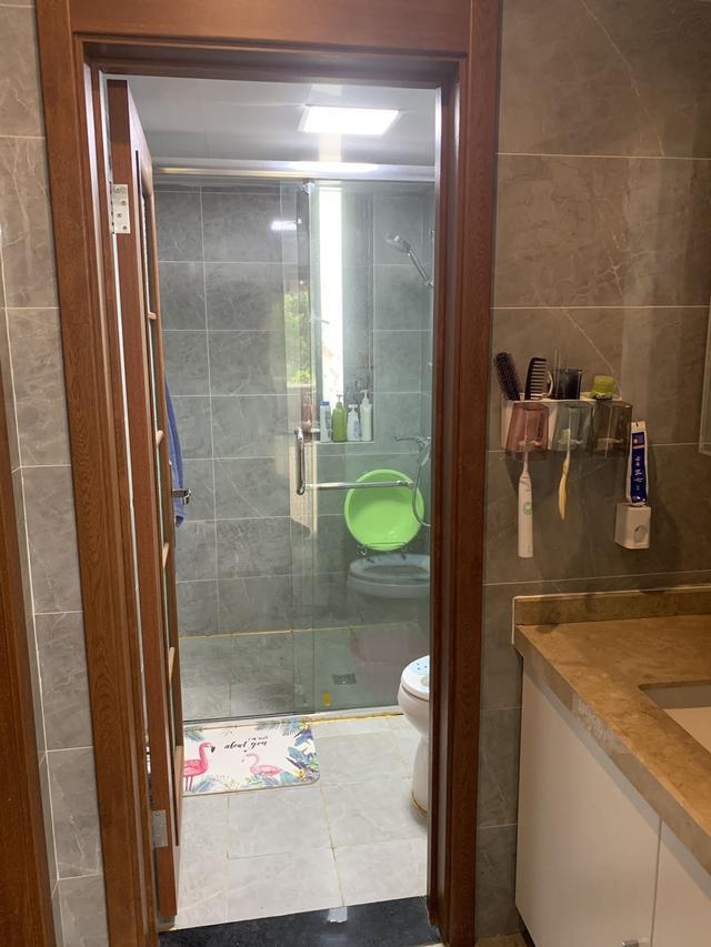 朋友来我家看看装修风格说说,精装房背景墙太丑了怎么办