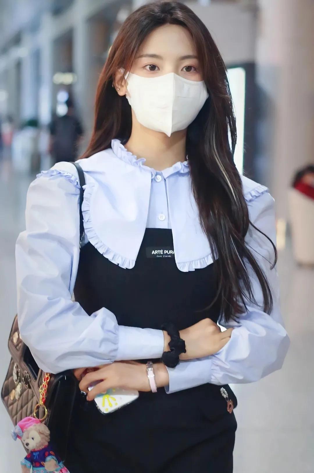 超减龄穿搭法则被杨超越狠狠拿捏,杨超越水手服穿搭