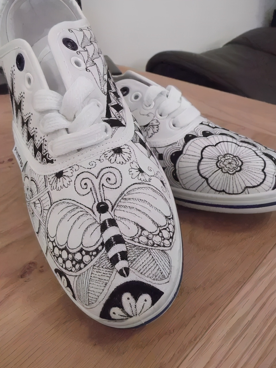 穿腻了小白鞋可以这样来改造,教你把小白鞋变潮流