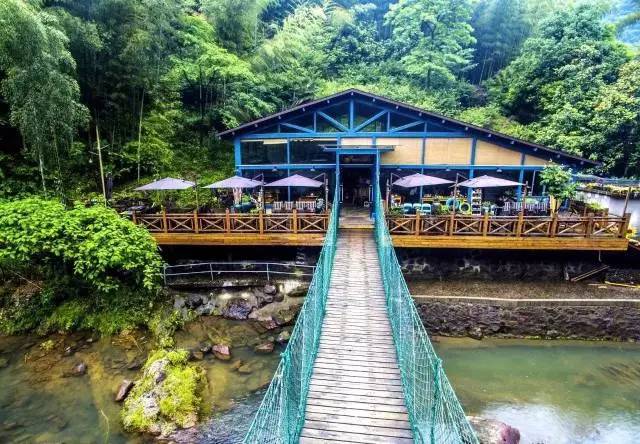 十大悬崖玻璃栈道景点,有瀑布有山还有玻璃栈道的景区