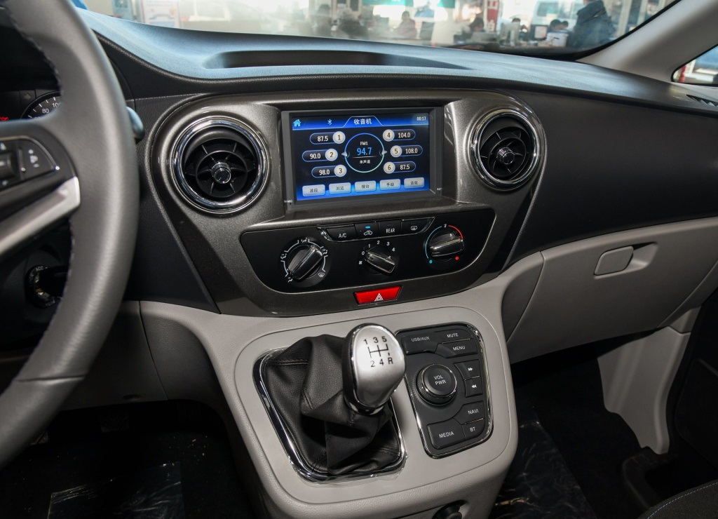 江淮瑞风m3自动挡落地价五菱宏光,五菱宏光plus和江淮瑞风m3哪个好