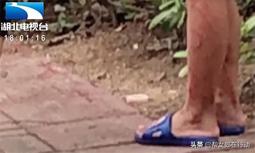 男孩被家长拿棍子抽打,8岁男孩被爸爸在阳台抽打