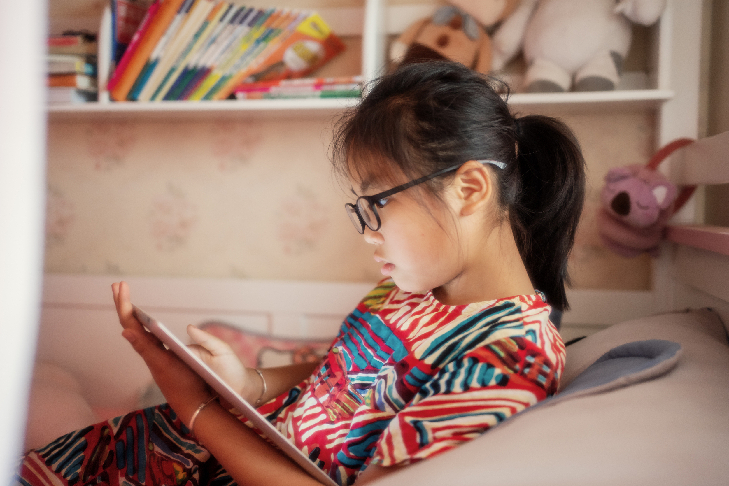 给孩子限制电子产品的危害,0-3岁孩子建议禁用电子产品