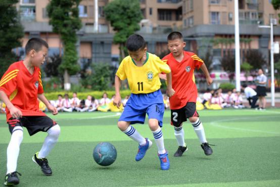 花三小,花三万学足球