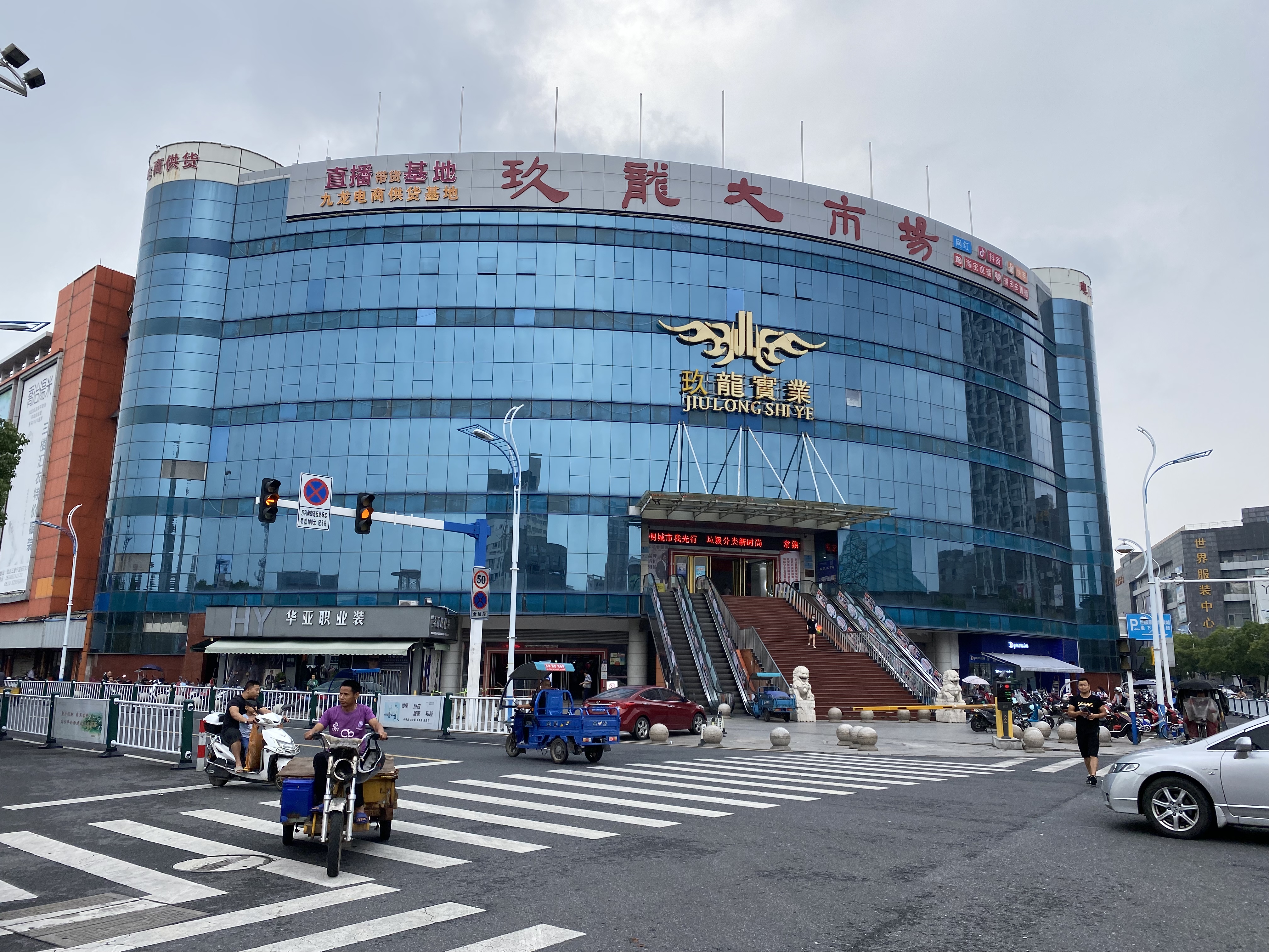 品牌尾货女装剪标清仓,剪标尾货正品女装秋冬