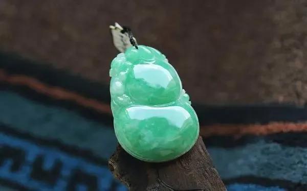 选购翡翠时如何关注翡翠的种水色,翡翠学雕