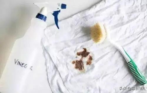 衣服上有污渍怎么清理掉,衣服粘上的污渍怎样去除