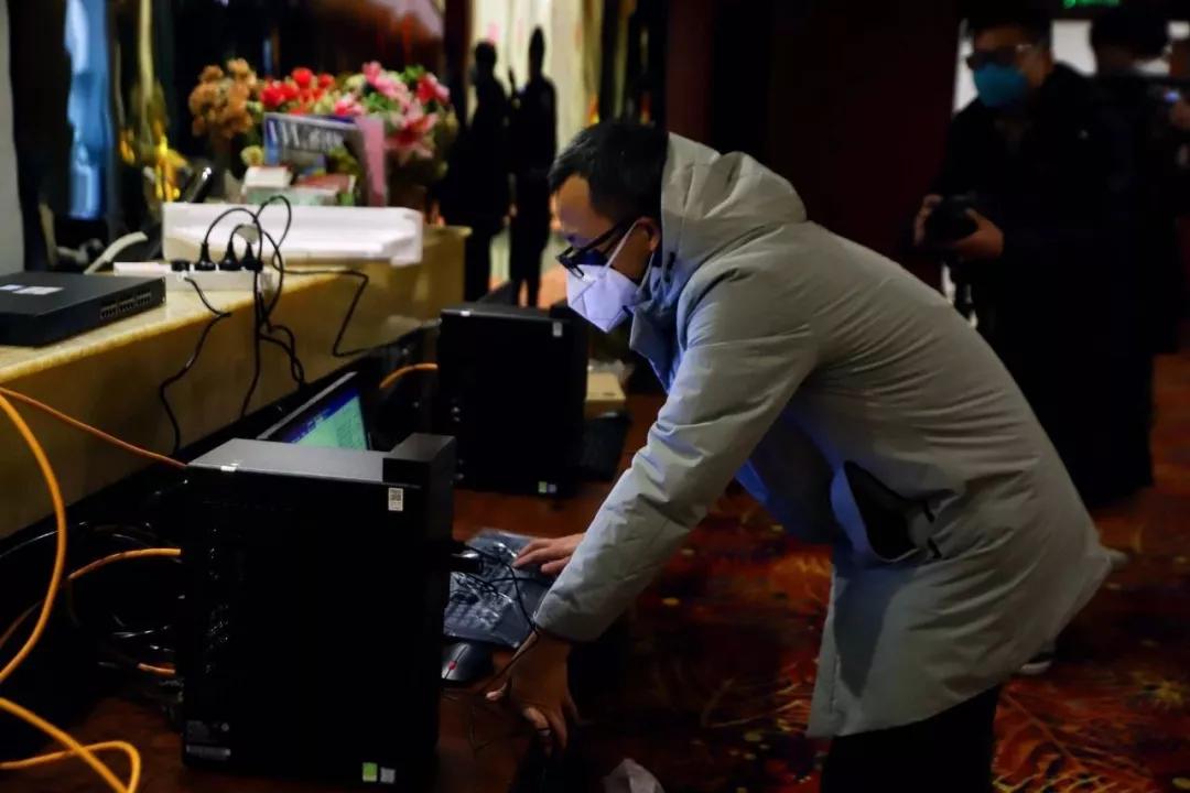 与时间赛跑,为生命逆行,星夜兼程奔向武汉