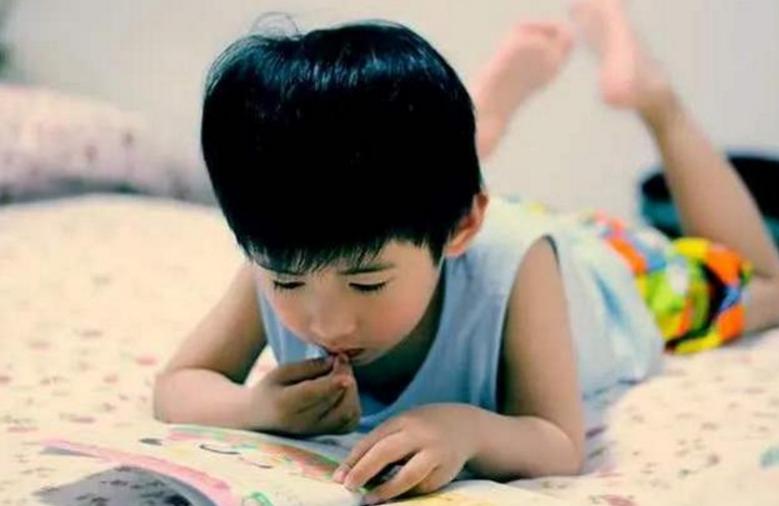 睡前一小时坚持陪孩子做这3件事,睡前一小时不要对宝宝做的四件事