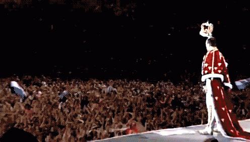 绿茵场上奔跑的少年皇后乐队,足球场大合唱皇后乐队