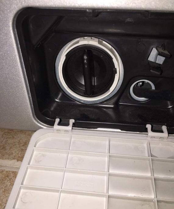 洗衣机下有个小暗格怎样清洗污垢,洗衣机需要定期清理哪些部位图示