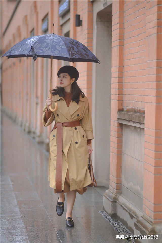 马丁靴搭配连帽风衣,冬天穿风衣千万别配两种裤子